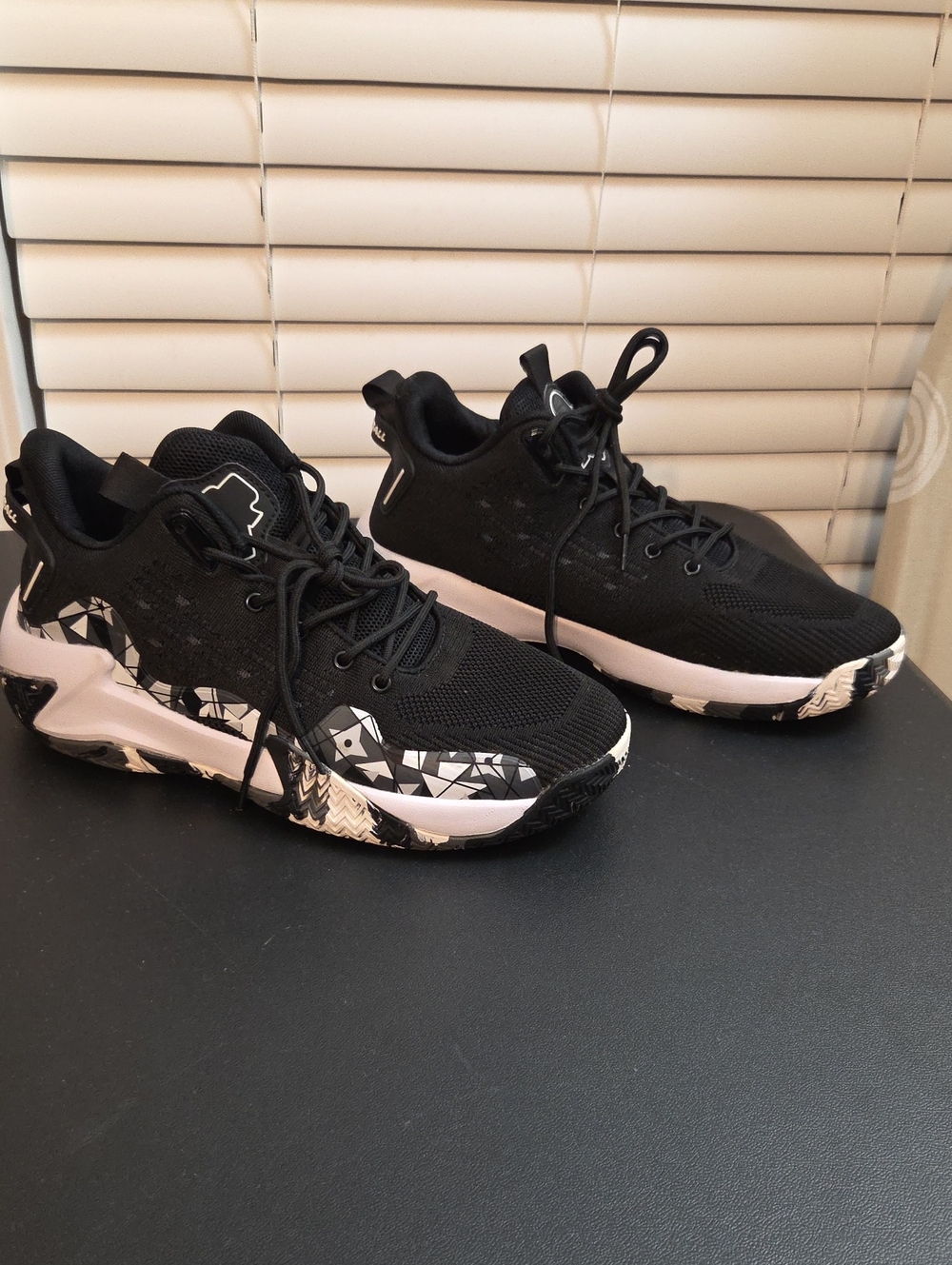 Source Unknown Black Athletic Shoes with White Geometric Accents